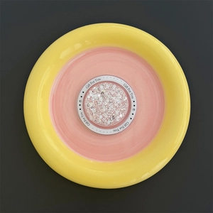 Detailopname van een ronde magnetische telefoonhouder met glitters en gegraveerde tekst