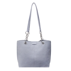 Hellblaue Jeans-Tote Bag mit Metallketten-Riemen für stilvolle Damen im Büroalltag