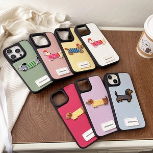 Custodia per iPhone in pelle a grana con ricamo bassotto ed etichetta Goodluck