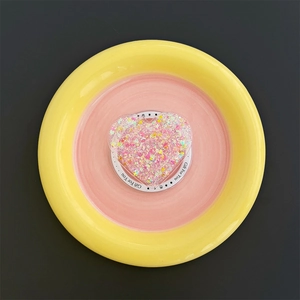 Gedetailleerd overzicht van een hartvormige magnetische telefoongreep met roze glitter