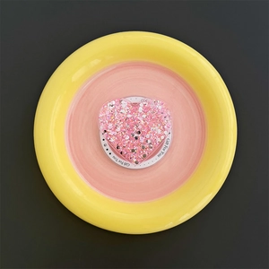 Sprankelende hartvormige magnetische telefoongreep met roze lovertjes op een geel bord