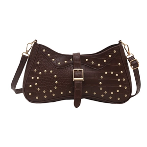 Sac sous le bras marron motif croco avec rivets dorés et boucle pour femmes