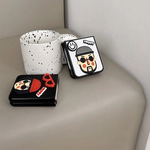Detalle del diseño de personaje de dibujos animados 3D en fundas Samsung Galaxy Z Flip 6