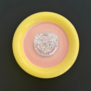 Detailopname van hartvormige glitter telefoonhouder met pailletten op een bord
