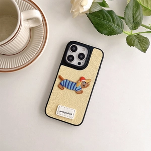 Dettaglio ricamo bassotto su custodia in pelle beige con etichetta goodluck iPhone