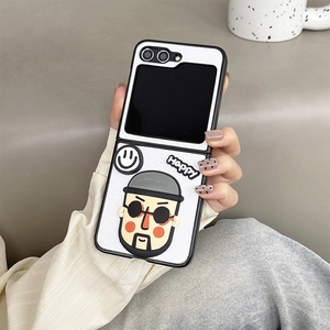 Detalle del tío de dibujos animados con gafas de sol en una funda plegable blanca