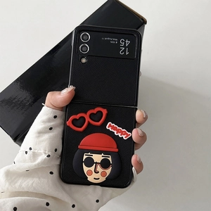 Vista detallada de funda Z Flip negra con personaje de dibujos animados 3D