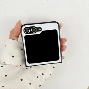 Vista detallada de una funda de teléfono plegable blanca texturizada con un acento negro mínimo