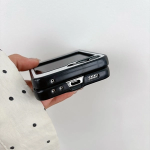 Detalle de los recortes precisos del puerto de carga y del altavoz de la funda Z Flip 6
