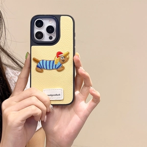 Dettaglio del ricamo a forma di cane su custodia per iPhone in pelle gialla con logo