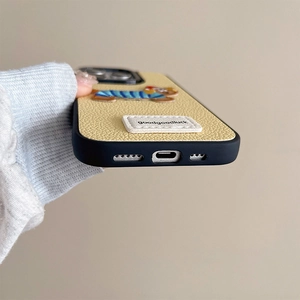 Dettaglio dei ritagli precisi e trama litchi sulla custodia iPhone in pelle puppy