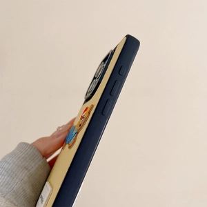 Dettagli della custodia per iPhone in pelle con ricamo a orsetto e tasti protettivi