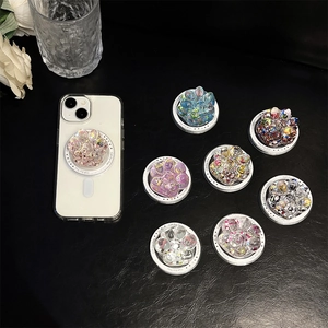 Dettaglio macro dei supporti per telefono a zampa di gatto 3D con paillettes lucide