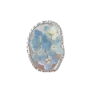 Silver foil flower oval metal phone grip stand with blue dried hydrangea resin detail
