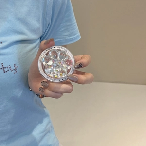 Dettaglio del supporto per telefono zampa di gatto 3D con paillettes e glitter