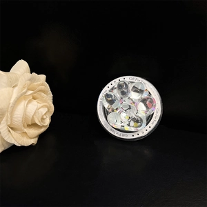 Dettaglio del supporto per telefono a zampa di gatto 3D con paillettes e glitter a cuore