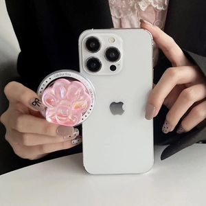 Gros plan du support de téléphone patte de chat rose avec effet pailleté sur mobile blanc