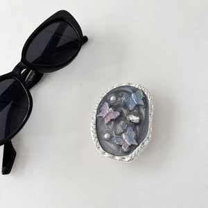 Details des ovalen Schmetterling-Handyhalters mit glitzernden Strasssteinen und Perlen