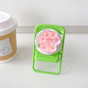 Détail du support de téléphone patte de chat rose avec paillettes et gravure