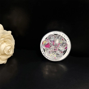 Dettaglio del supporto per telefono a zampa di gatto 3D con paillettes e scritta Gift For You
