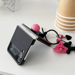 Dettaglio custodia Z Flip in pelle nera con perline rosa e ciondolo a forma di cane