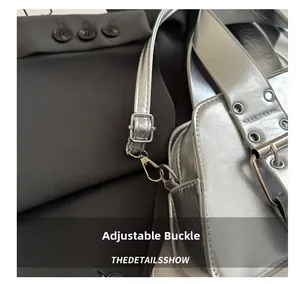 Details der silbernen Metallic-Umhängetasche mit verstellbarer Schnalle und Metallhaken