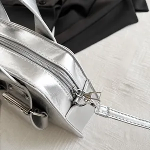 Nahaufnahme des glatten silbernen Metallreißverschlusses und der Details an der Tasche