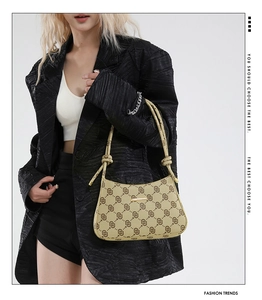 Dettaglio della borsa tote retrò con trama monogramma e raffinata tracolla con nodo