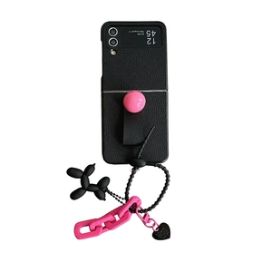 Custodia Z Flip in pelle nera con impugnatura rosa e catena con cane a palloncino