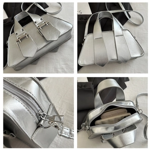 Detaillierte Ansichten einer silbernen quadratischen Tasche mit modischen Nieten.