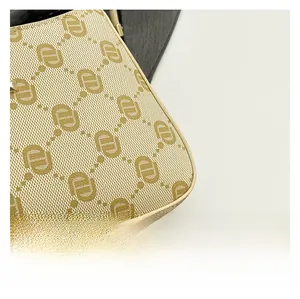 Dettaglio del tessuto jacquard monogram e delle cuciture sulla borsa a spalla retrò