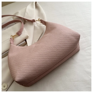 Vue détaillée du sac à bandoulière en tricot rose avec texture fine et crochets dorés