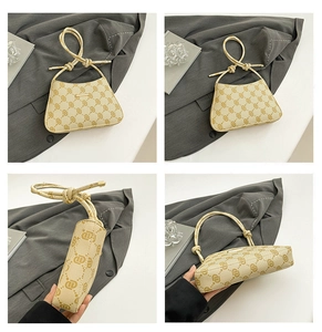Dettagli della borsa hobo beige con manico a nodo e raffinati motivi vintage