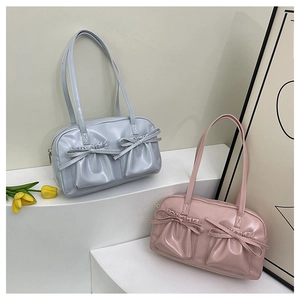 Detailansicht der hellblauen und rosa Totebags mit Schleifentaschen auf weißem Stand