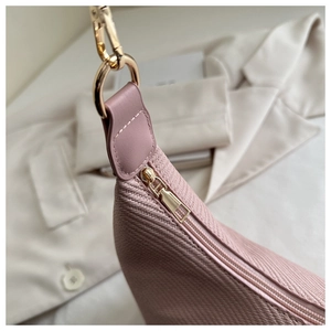 Détail du sac en sergé rose lavande avec fermeture dorée et finitions en cuir élégantes
