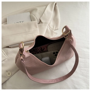 Détail intérieur du sac à bandoulière en tricot rose poudré avec téléphone et portefeuille