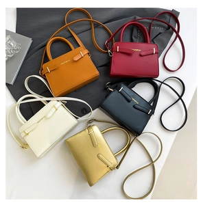 Platliggende weergave van vijf retro leren crossbodytassen in verschillende kleuren
