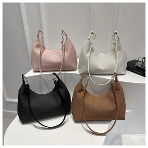 Collection de quatre sacs demi-lune en rose, blanc, noir et marron avec texture