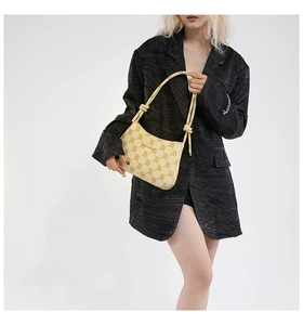 Dettaglio borsa hobo crema con jacquard monogram e tracolla annodata elegante