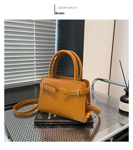 Sac à main marron en similicuir avec poignées rondes et détails métalliques en rayon