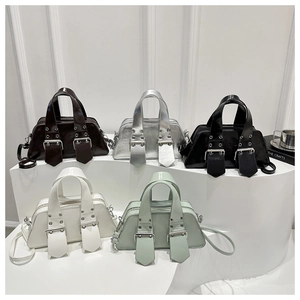 Schicke Retro-Punk-Handtaschen in fünf Farben auf einem modernen, minimalistischen Stand