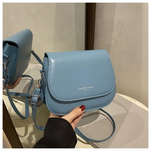 Sacoche selle en cuir PU bleu clair avec boucles argentées et bandoulière