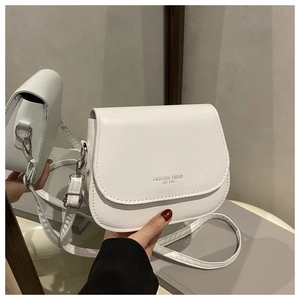 Détail du sac selle blanc avec imprimé Fashion Trend et boucle métallique argentée