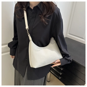 Détail du sac hobo blanc avec texture velours côtelé et boucle métallique argentée