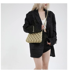 Borsa a spalla monogram marrone abbinata a un blazer nero oversize e maglietta bianca