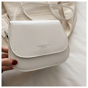 Détail du sac besace blanc texturé avec surpiqûres et lettrage Fashion Trend gravé