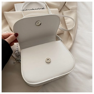 Détail de l'intérieur d'un sac besace blanc minimaliste avec fermeture magnétique