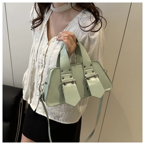 Detailansicht der mintgrünen Lackleder-Handtasche mit Silberschnallen und Schultergurt