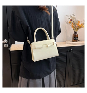 Détail du mini sac carré blanc crème avec logo métallique et bandoulière réglable chic