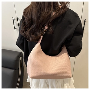 Vue détaillée du sac hobo rose avec texture sergée et élégants détails en métal doré